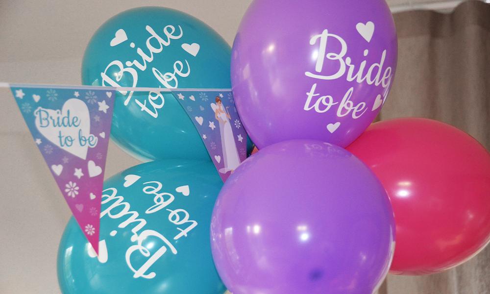 Slingers en ballonnen voor op de Bridalshower