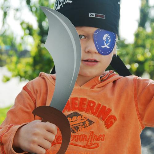 Kind met piraten ooglapje en piraten zwaard