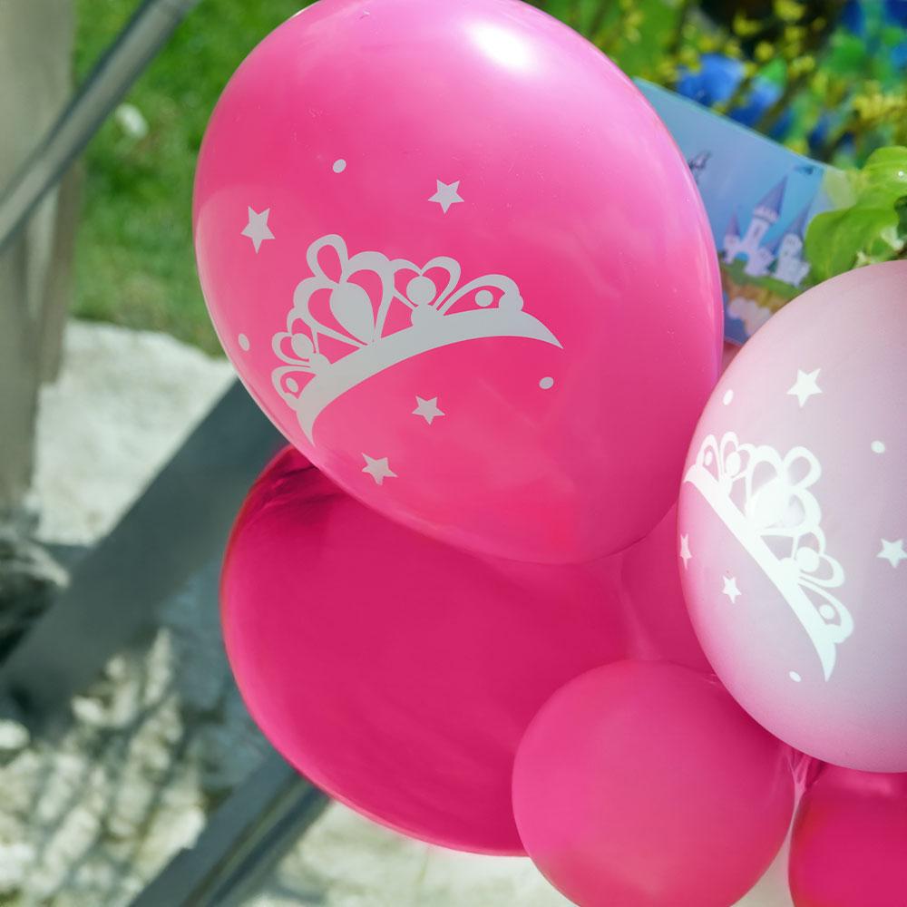 Sfeer beelden prinses ballonnen in de tuin