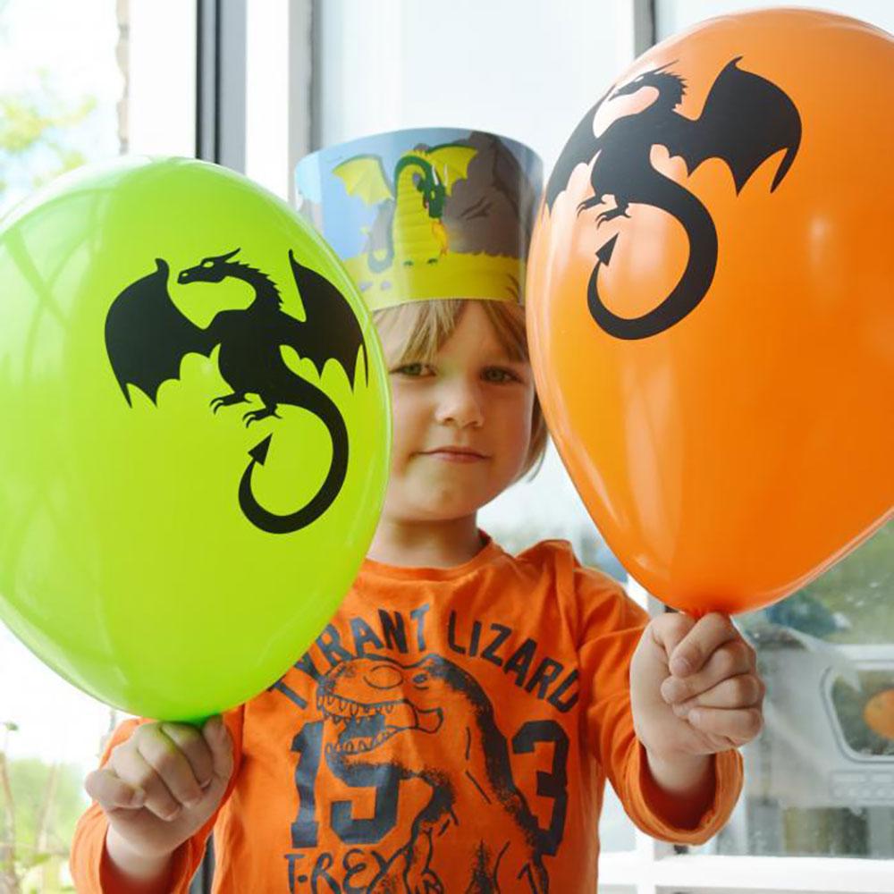 Kind met Ridder ballonnen