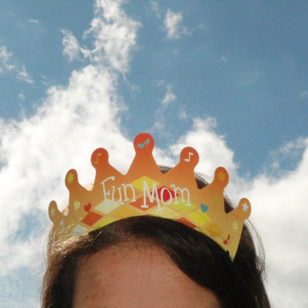 Vrouw draag fun mom kroon