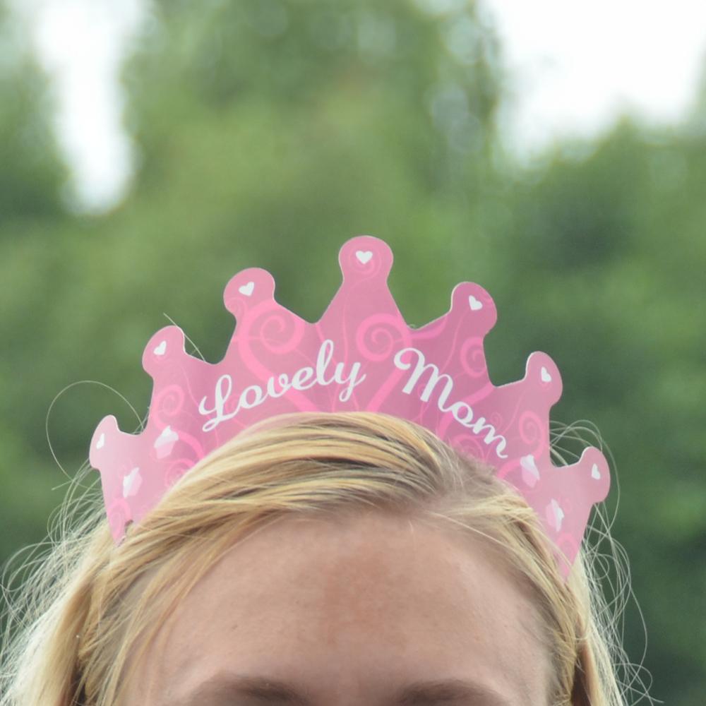 Vrouw draagt lovely mom kroon