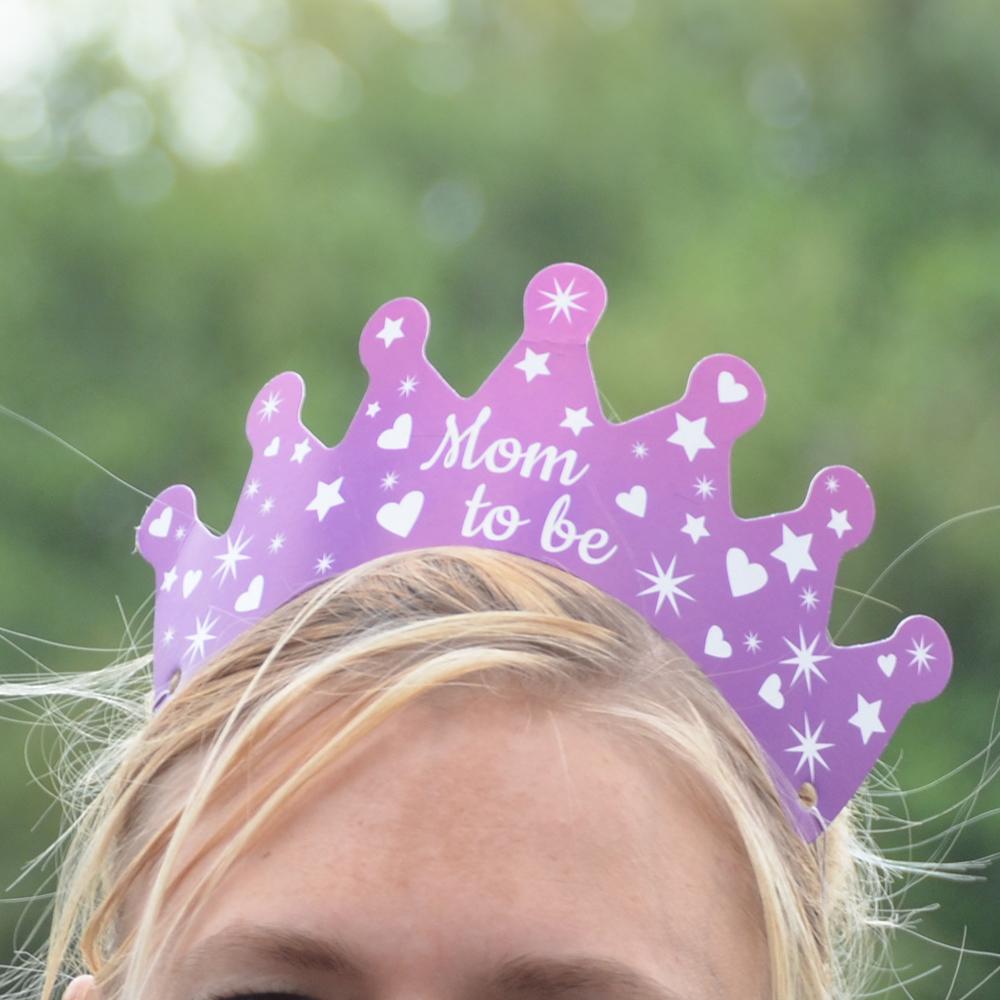 Vrouw draagt Mom to Be kroontje